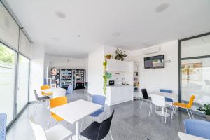 a dining room with white tables and chairs at Micampus Logro&ntilde;o in Logro&ntilde;o