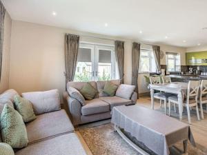 ein Wohnzimmer mit Sofa und Tisch in der Unterkunft Beeches Cottage in Blackburn