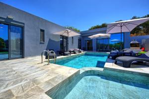 Bazén v ubytování Villa Zaneti by PosarelliVillas nebo v jeho okolí