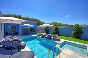 Bazén v ubytování Villa Zaneti by PosarelliVillas nebo v jeho okolí