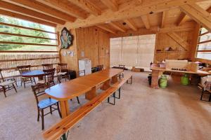 Um restaurante ou outro lugar para comer em Dormitory and wooden house Beli gaber