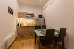 eine Küche und ein Esszimmer mit einem Tisch und Stühlen in der Unterkunft Lovely 1 bedroom flat with central location in Budapest