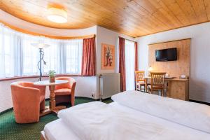 Postel nebo postele na pokoji v ubytování Das Maximilian - Feines Landhotel am Schliersee