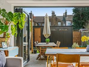 תמונה מהגלריה של Pass the Keys Relaxing Home in the Heart of Whitstable with garden בוויטסטייבל