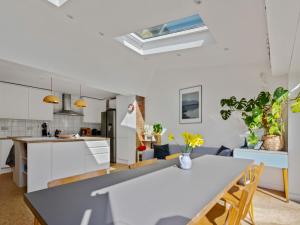 תמונה מהגלריה של Pass the Keys Relaxing Home in the Heart of Whitstable with garden בוויטסטייבל