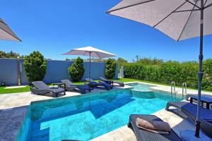 Bazén v ubytování Villa Zaneti by PosarelliVillas nebo v jeho okolí