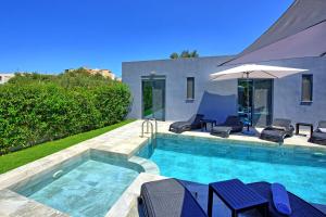 Bazén v ubytování Villa Zaneti by PosarelliVillas nebo v jeho okolí