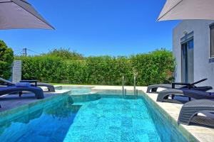 Bazén v ubytování Villa Zaneti by PosarelliVillas nebo v jeho okolí