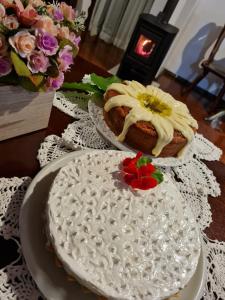 dos pasteles sentados sobre una mesa en Hotel Schneider en Treze Tílias