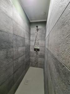uma casa de banho com chuveiro e luz na parede em Le ScottmanHouse - Appartement privé - Centre ville - Gare - Wi-Fi em Arras