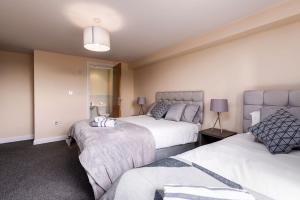 En eller flere senge i et værelse på Cosy Apartment & Central Location & Contractors & DSA
