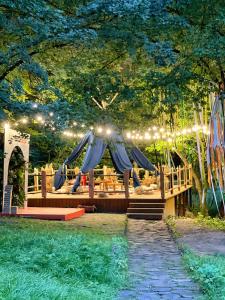 Ein Garten an der Unterkunft Complex Turistic Codru