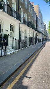 una calle vacía delante de un edificio en spacious Knightsbridge flat, en Londres