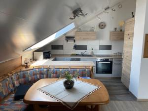 eine Küche mit einem Tisch und einem Esszimmer in der Unterkunft Ferienwohnung Sonnenschein in Neuwied
