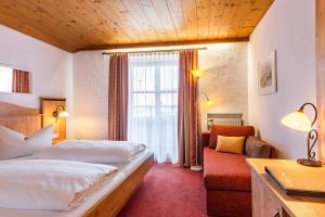 Postel nebo postele na pokoji v ubytování Das Maximilian - Feines Landhotel am Schliersee