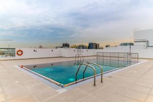 Bazén v ubytování Stay Holiday Homes by Al Ghurair - Al Barsha First 02 - Dubai nebo v jeho okolí
