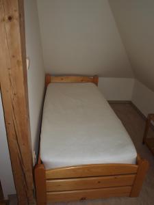 ein kleines Bett in einer Ecke eines Zimmers in der Unterkunft Dalimilka in Leitmeritz