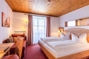 Postel nebo postele na pokoji v ubytování Das Maximilian - Feines Landhotel am Schliersee