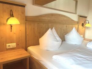 Postel nebo postele na pokoji v ubytování Das Maximilian - Feines Landhotel am Schliersee