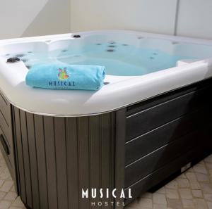 una vasca da bagno con un asciugamano sopra di Musical Hostel ad Albufeira