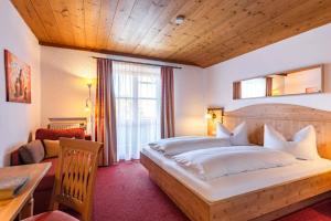 Postel nebo postele na pokoji v ubytování Das Maximilian - Feines Landhotel am Schliersee