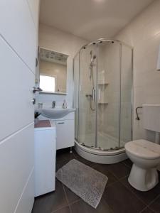Kúpeľňa v ubytovaní Apartments Šišević - Comfort Apartments with Balconies and Sea View + 37 fotografií