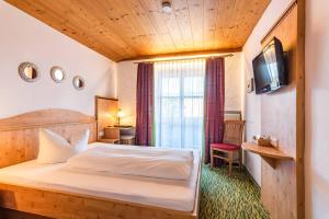 Postel nebo postele na pokoji v ubytování Das Maximilian - Feines Landhotel am Schliersee
