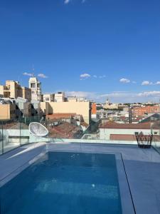 uma piscina no telhado de um edifício em 60 Balconies Iconic em Madrid