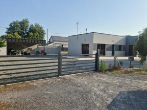 ein Haus mit einem Zaun davor in der Unterkunft maison individuelle 500 m de la mer in Agon Coutainville