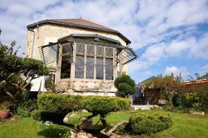 ein Haus mit einem großen Fenster darüber in der Unterkunft Maison d'Hôtes "Les Bulles Dorées" in Rilly-la-Montagne