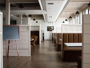 Ein Sitzbereich in der Unterkunft THE RUNWAY HOTEL