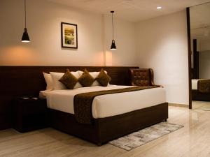 Ein Bett oder Betten in einem Zimmer der Unterkunft THE RUNWAY HOTEL