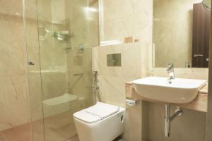 Ein Badezimmer in der Unterkunft THE RUNWAY HOTEL