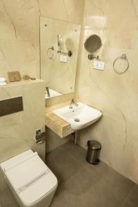 Ein Badezimmer in der Unterkunft THE RUNWAY HOTEL