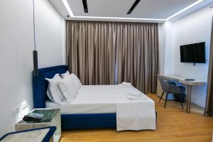 Postel nebo postele na pokoji v ubytování Chimaera Hotel