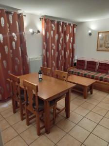 a living room with a table and a couch at Agréable appartement avec balcon dans résidence calme in Cauterets