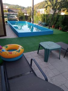 un cortile con piscina, zattera e tavolo di Casa Pestera Ponicova a Dubova