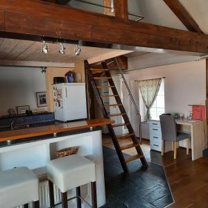 una cocina con escaleras que conducen a un loft en Ferienwohnung Hahnenblick, en Waldfeucht