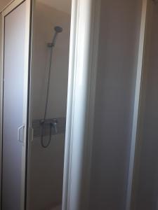 een badkamer met een douche en een deur met een douche bij Maison vintage Rabat Agdal in Rabat