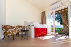 ein Esszimmer mit einem Tisch, Stühlen und einem Fenster in der Unterkunft Green Space Hotel in Ohrid
