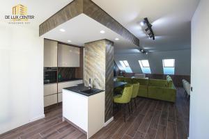 Kuchyň nebo kuchyňský kout v ubytování DeLux Center Apartments Inđija