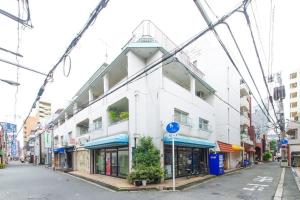 een wit gebouw aan de kant van een straat bij Sanacion Namba 難波千日前の5LDK120平米 駅徒歩2分 広々バルコニーでバーベキューも可能 in Osaka