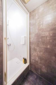 een badkamer met douche, toilet en wastafel bij Sanacion Namba 難波千日前の5LDK120平米 駅徒歩2分 広々バルコニーでバーベキューも可能 in Osaka +44 foto's