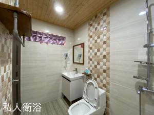 林邊鄉的住宿－鎮安粉紅豹，一间带卫生间和水槽的浴室