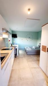 eine Küche mit einem Bett in einem Zimmer in der Unterkunft Villa Ines with private parking in Zgornje Škofije