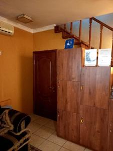 Televízia a/alebo spoločenská miestnosť v ubytovaní Rodina Hotel