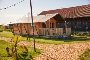 Dutchen Erfgoedpark De Hoop Glamping外面的花园