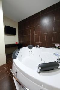 Uma TV ou centro de entretenimento em Hotel Ciudad de David