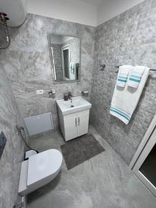 Ένα μπάνιο στο Florent's Superb Studio, free parking & garden!!