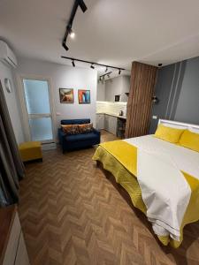 - une chambre avec un grand lit et un canapé dans l'établissement Florent's Superb Studio, free parking & garden!!, à Tirana